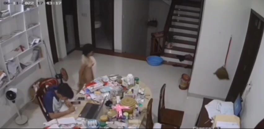 Thằng anh đang học bài mà con bé em họ 16 tuổi tụt quần chạy tới chạy lui.